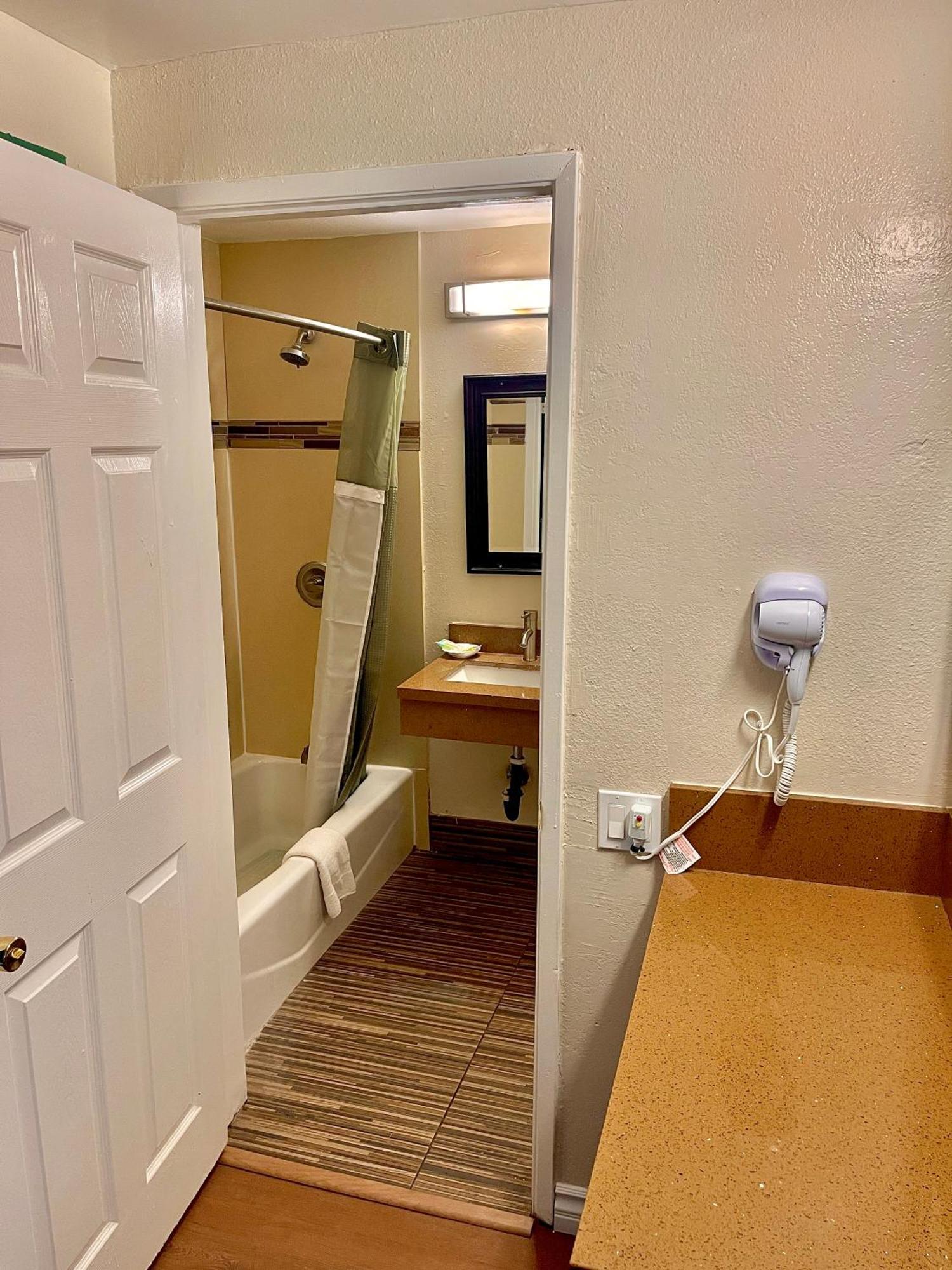 Relax Inn Los Angeles Exterior photo